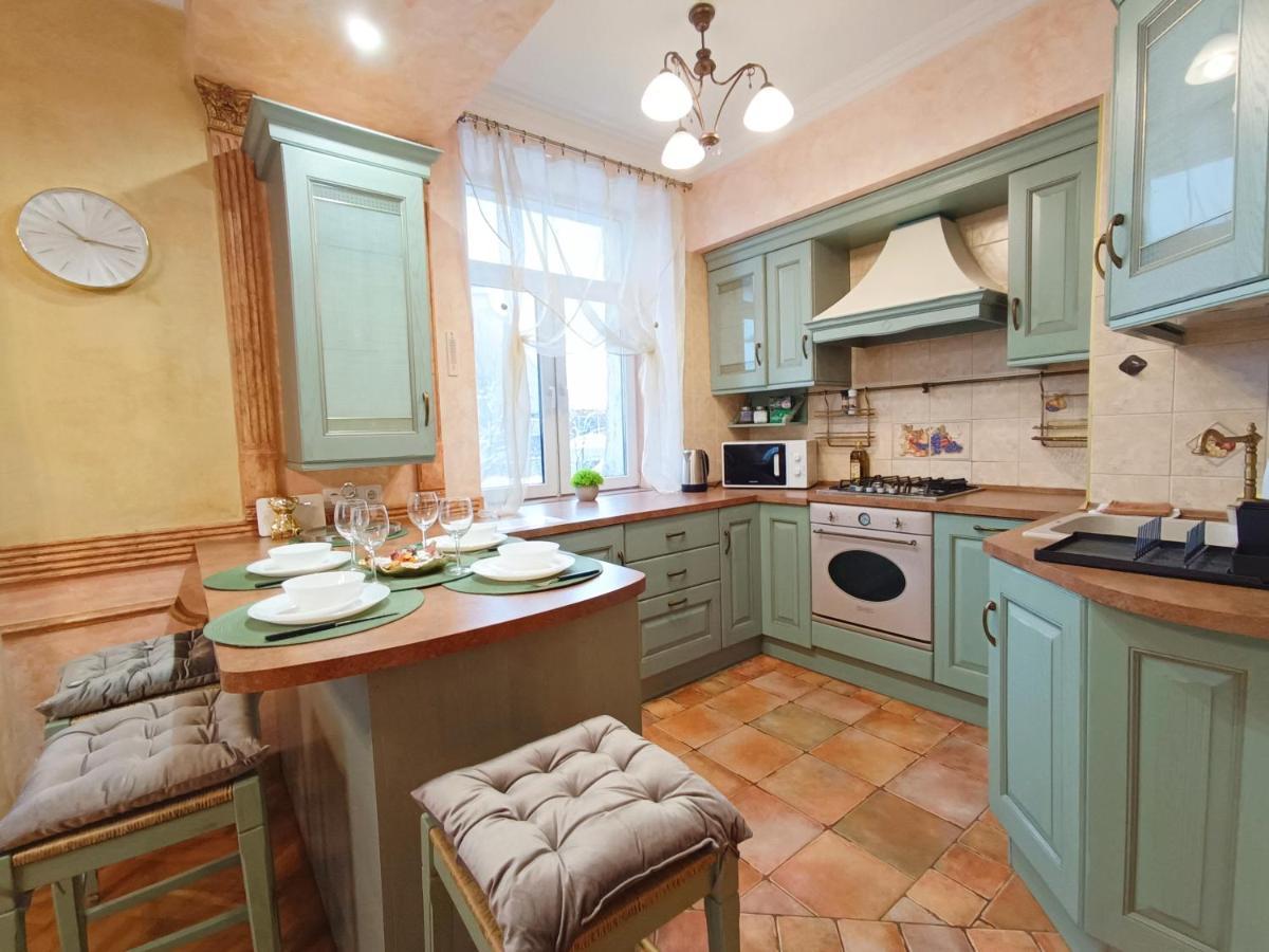 Old Town Retreat With Stunning Views 2 Bedroom Apartment Nearby The Church Of Saint Peter Riga Exterior foto